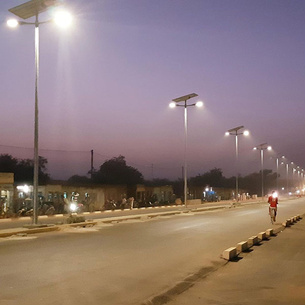 Eclairage public avec lampadaires solaires